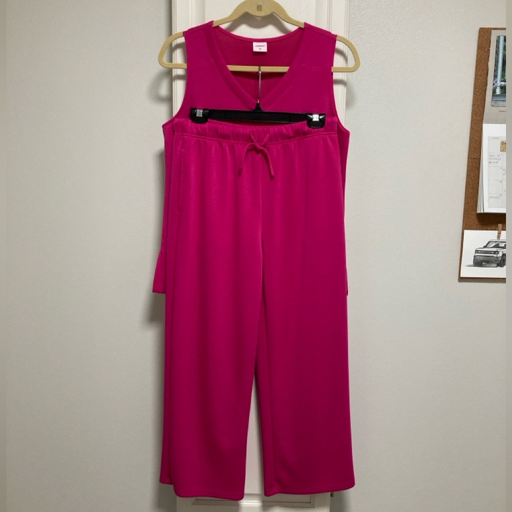 Women's Beautiful Air Essentials Two-Piece Set. Size Medium.